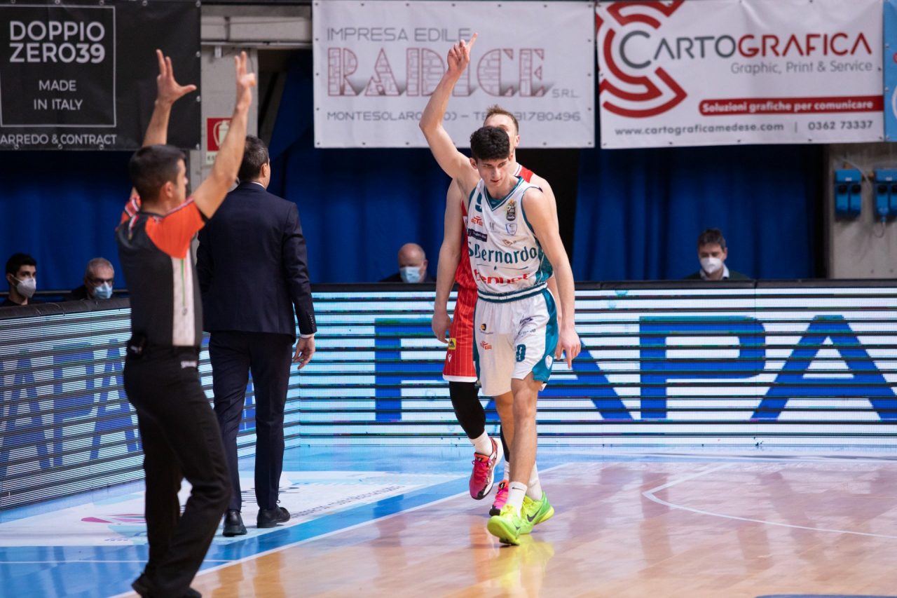 Due punti pesanti alla prima di Bucchi: Cantù vince il derby con Varese