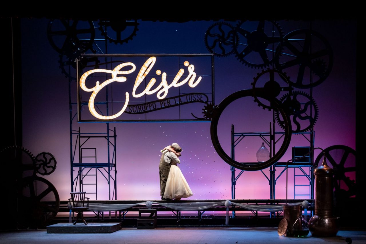 L’Elisir d’Amore del Teatro Sociale a Parigi (in francese)