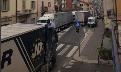 Uscita Lago di Como chiusa e divieto ai mezzi pesanti: a Monte Olimpino e Ponte Chiasso è caos