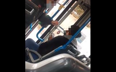 Lecco, controllore del bus inveisce con frasi razziste contro una passeggera di colore