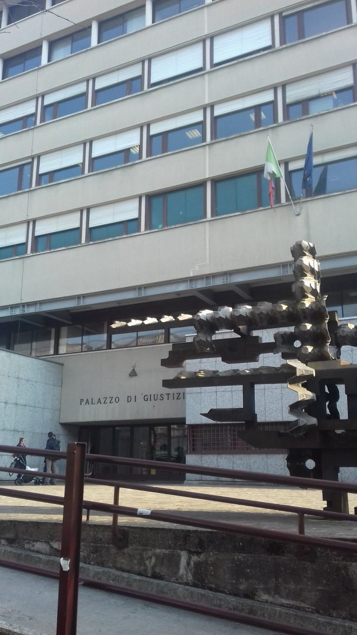 Si denuda davanti al Tribbunale: denunciata