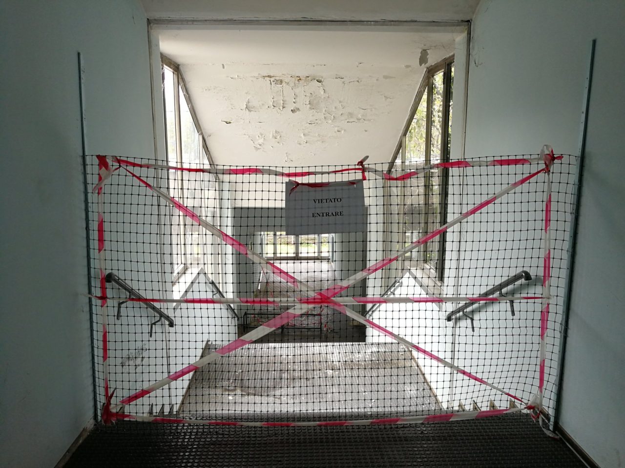 Sopralluogo del Comune alle medie di Sagnino. L’assessore: “Si interverrà quanto prima con i lavori più urgenti”