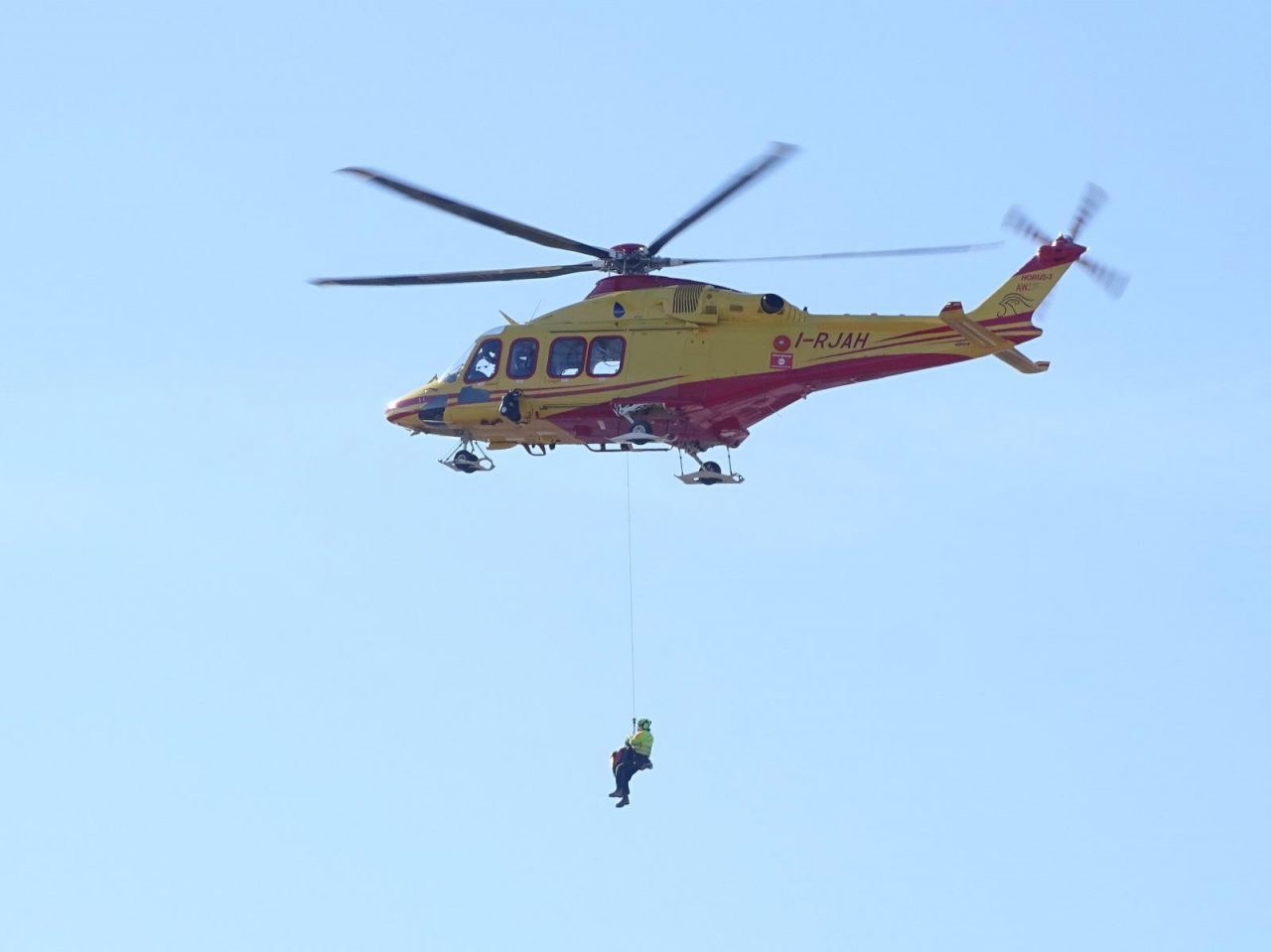Medico calato col verricello dall’elicottero