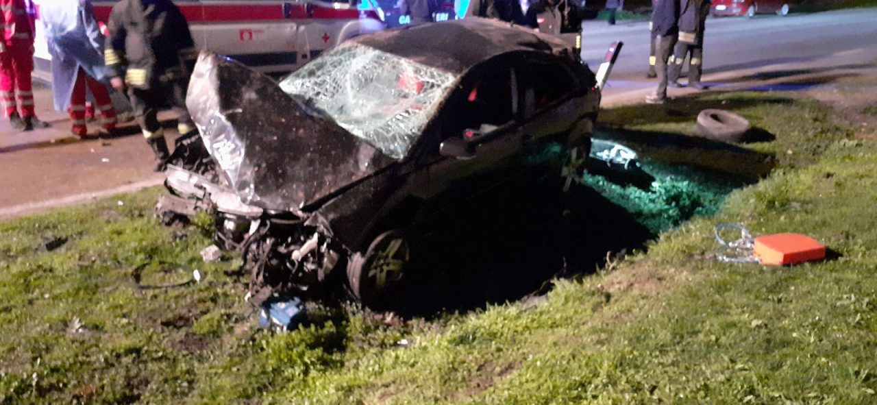 Incidente, coinvolta una persona: auto distrugge recinzione