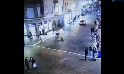 Il video dell’auto impazzita in fuga dai carabinieri tra la gente che passeggia