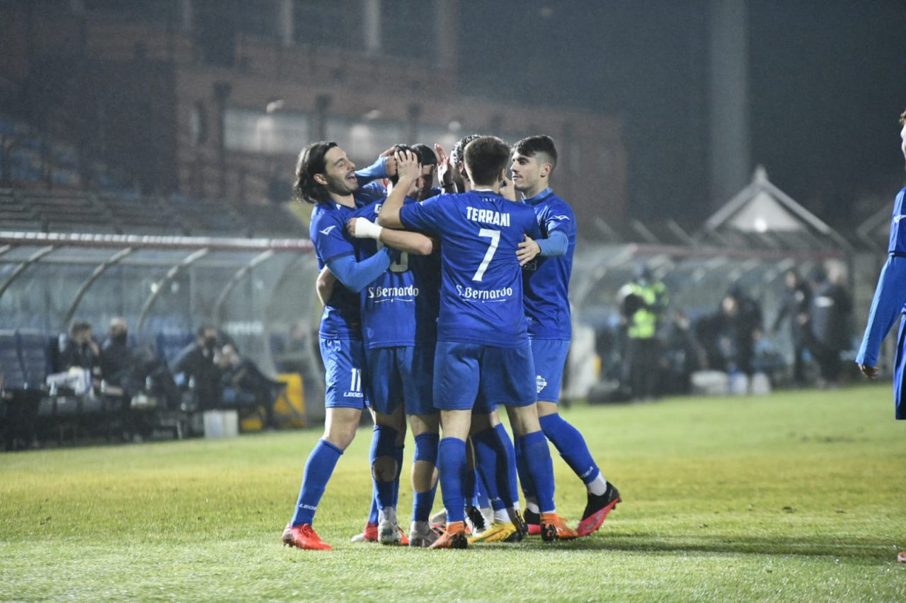 Como calcio notte magica per gli azzurri che domano la Juve U23 e ritornano in testa