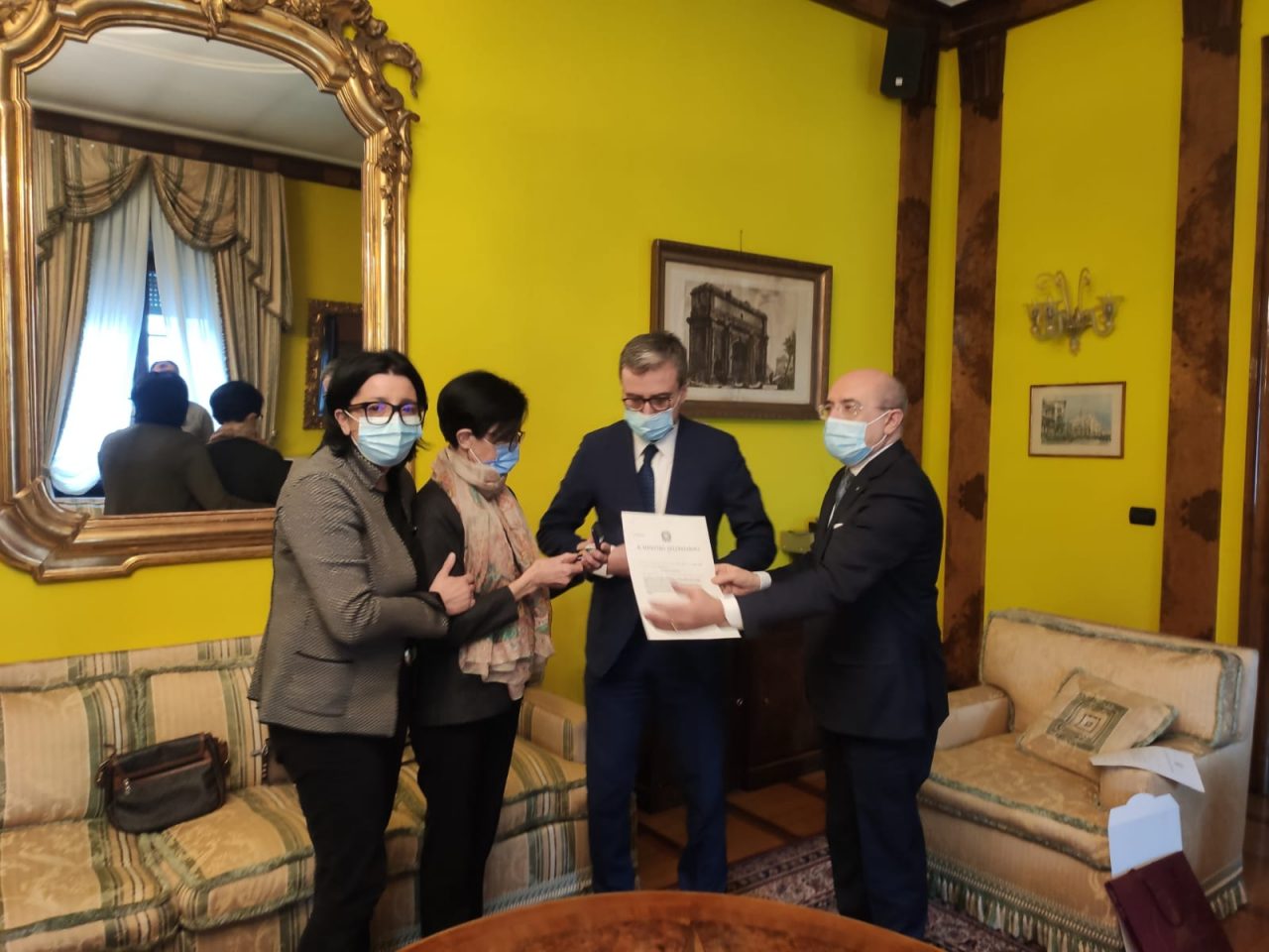 I Prefetti di Como e Sondrio hanno consegnato alla mamma di don Roberto la Medaglia d’oro al Merito Civile