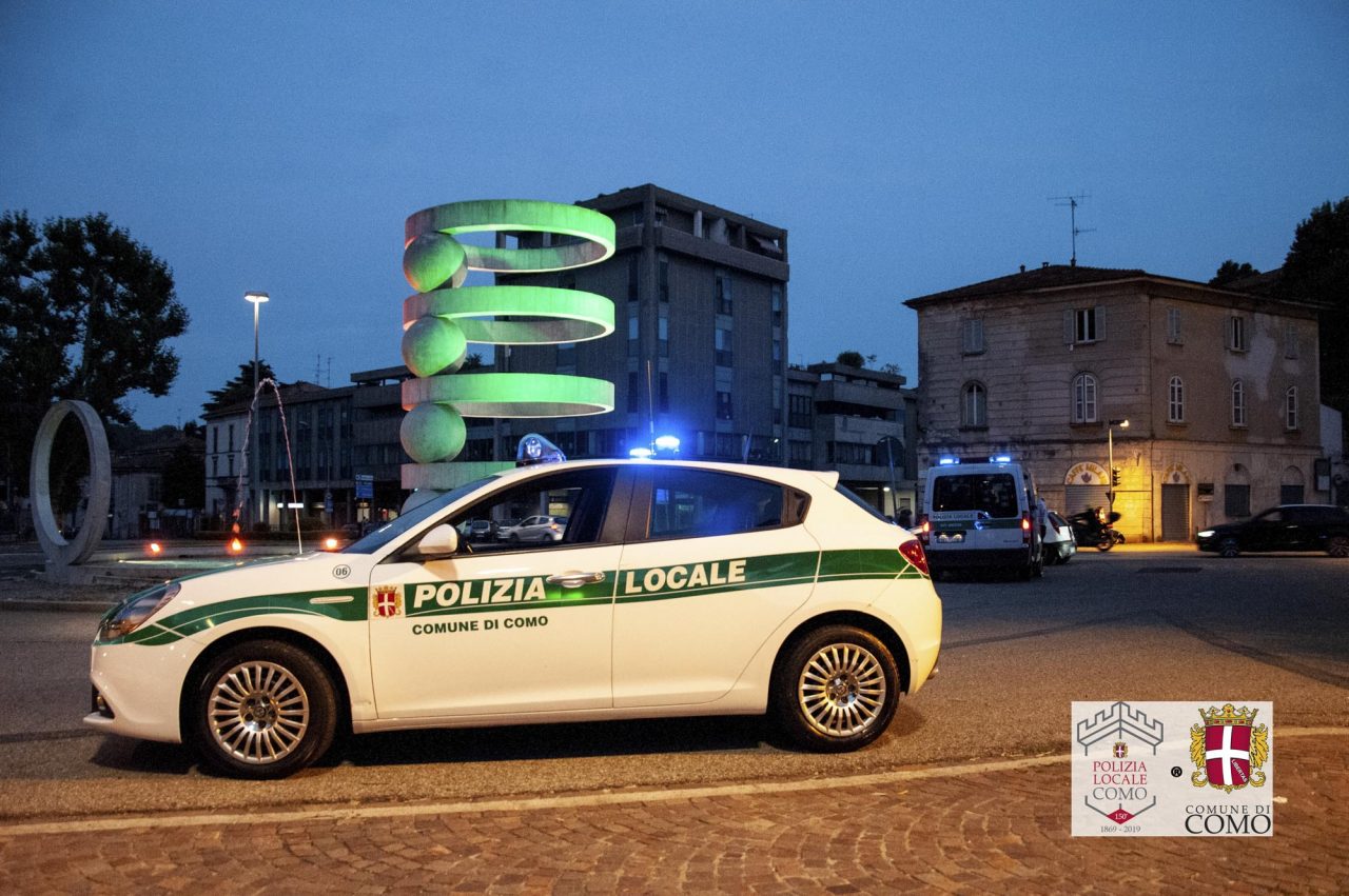 Ispezionava le auto parcheggiate con una torcia: fermato dalla Locale, aveva una pena di 8 mesi da espiare