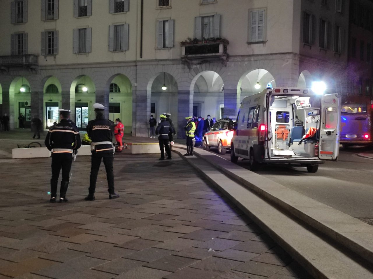 Non ce l’ha fatta il 67enne caduto dalla bici in piazza Verdi a Como
