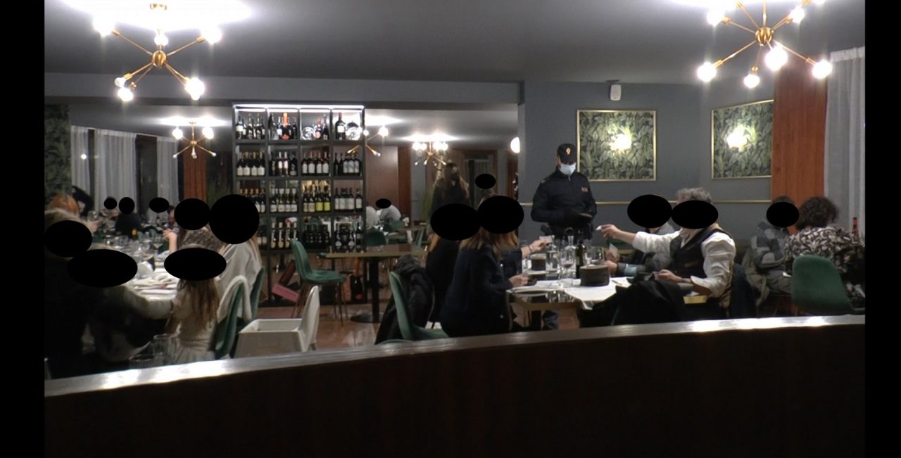 In 40 a cena al Ristorante La Pinetina di Appiano: tutti multati e locale chiuso per 5 giorni