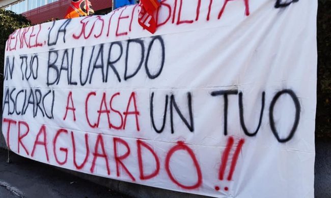 Manifestazione fuori dalla Henkel di Lomazzo: “Chiusura è solo una scelta politica”