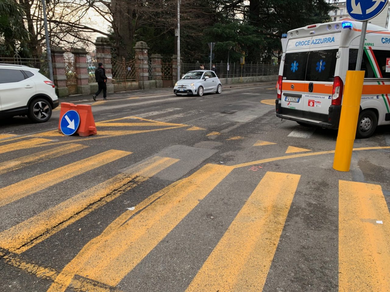 Anziano bloccato con il piede sotto la ruota: cade a terra nel tentativo di liberarsi