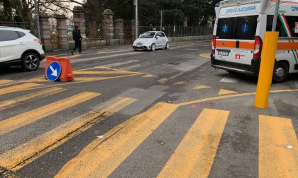 Anziano bloccato con il piede sotto la ruota: cade a terra nel tentativo di liberarsi