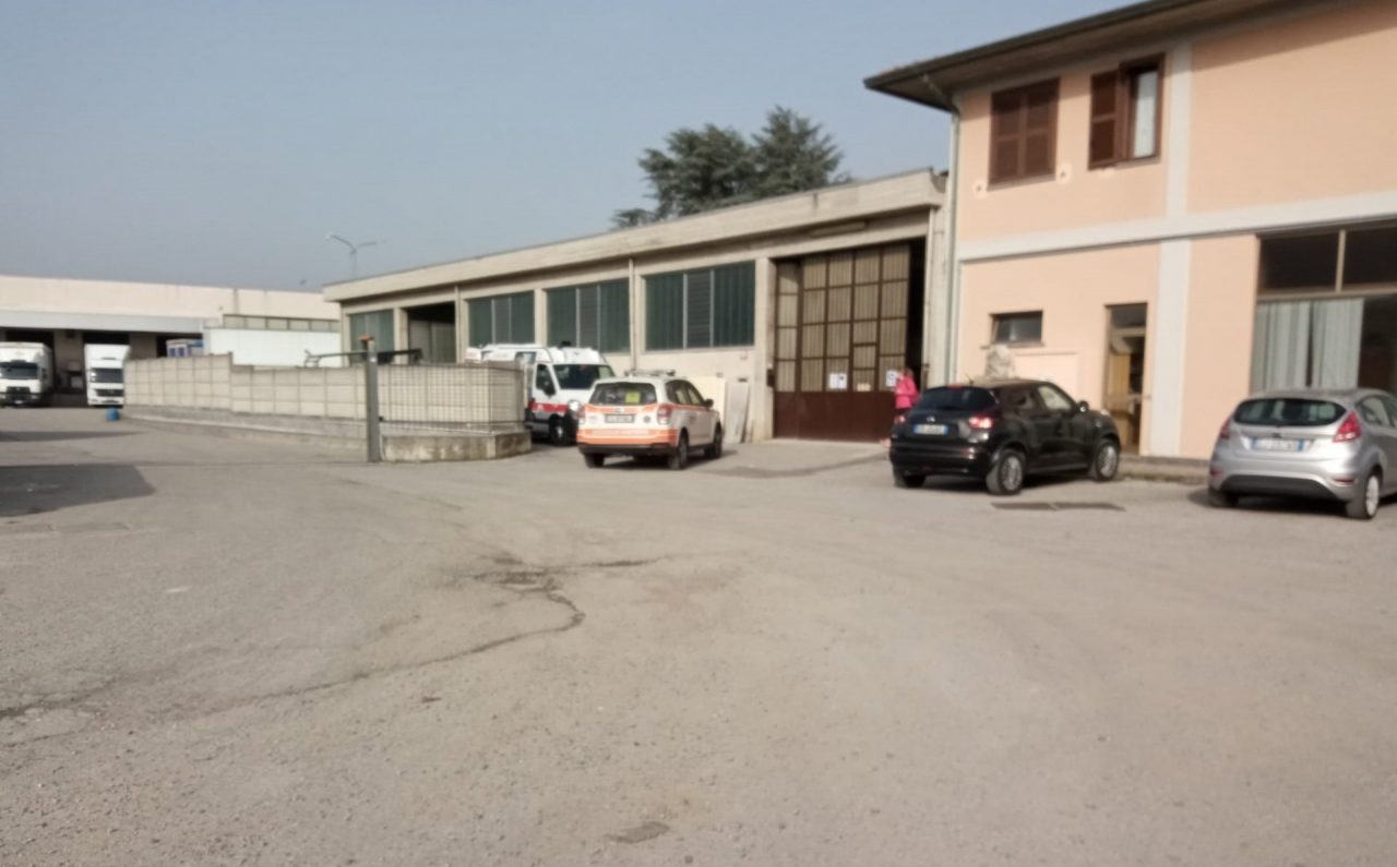 Cade all’interno dell’azienda, soccorso un anziano