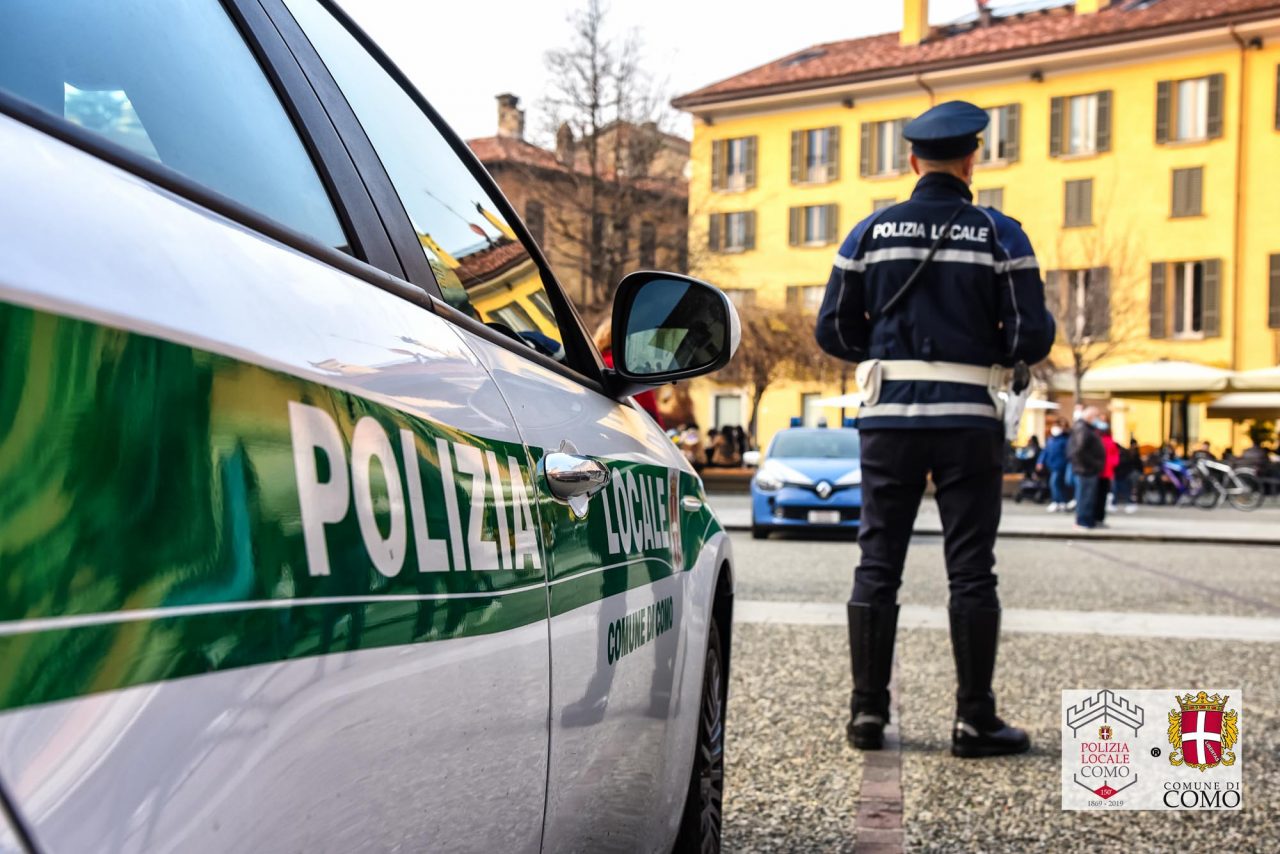 Minaccia i passanti col bastone: fermato dalla Polizia locale