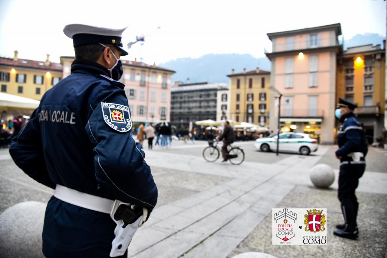 Como, piovono multe su chi abbandona i rifiuti: dal divano in Napoleona a quello fuori dal San’Elia