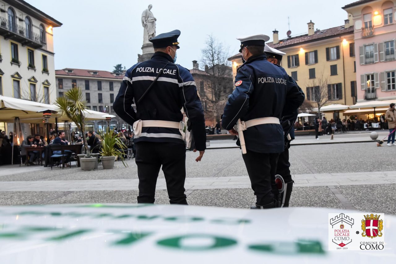 Ruba la carta di credito e scappa: donna arrestata dalla Polizia Locale di Como