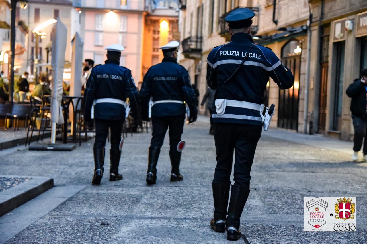 Mettono una tenda da campeggio nei giardini pubblici: deferiti e allontanati due indiani