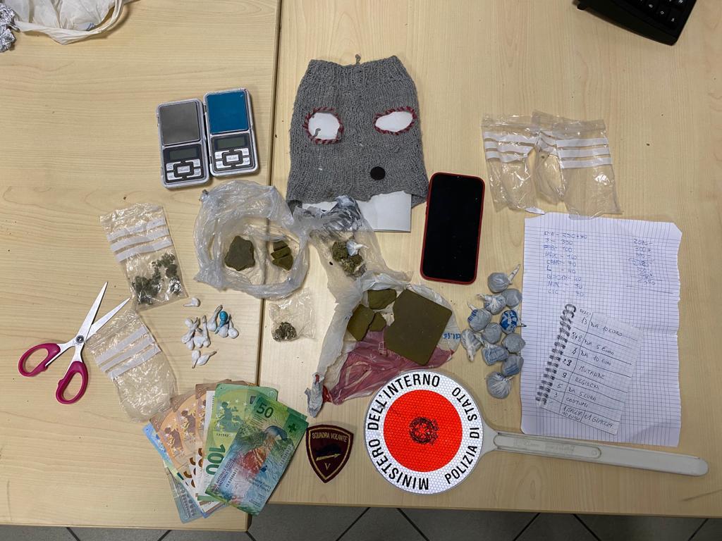 Contromano in motorino non si ferma all’alt: a casa aveva droga e capi di dubbia provenienza