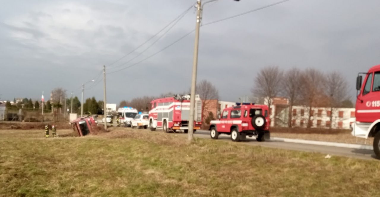 Camion finisce fuori strada a Bregnano