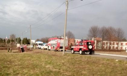 Camion finisce fuori strada a Bregnano