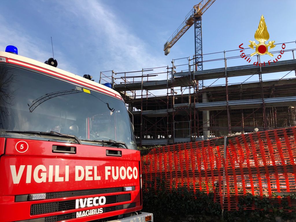 Tredicenne cade dal ponteggio di un cantiere a Monte Olimpino: è gravissima