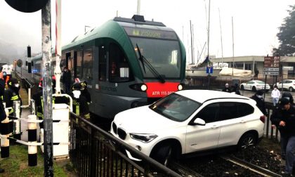 Suv investito dal treno al passaggio a livello: "Il semaforo non si vede!"