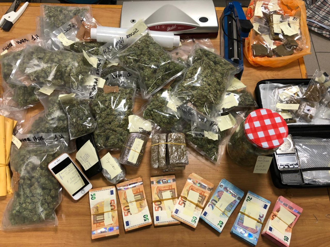 In auto con hashish e marijuana: arrestato uno spacciatore