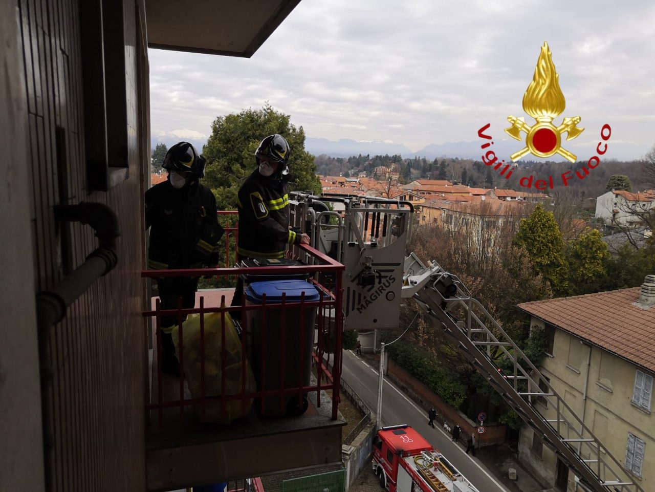 Anziano cade in casa a Cadorago: lo soccorrono i Vigili del Fuoco entrando dalla finestra