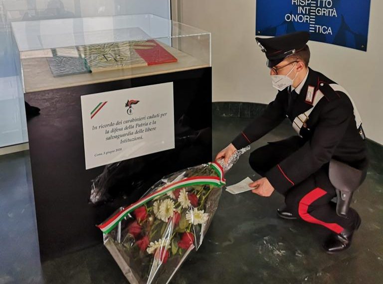 Fiori e una lettera per il Carabiniere Iacovacci da una signora comasca: “Uomini e donne dell’Arma, sono orgogliosa di voi”