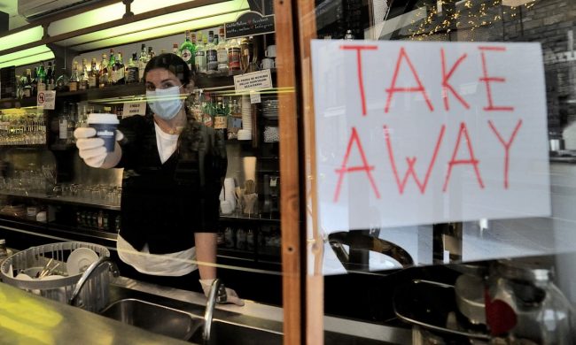 Lombardia verso la zona arancione: il parametro dell’Rt ha superato quota 1. Oggi la decisione