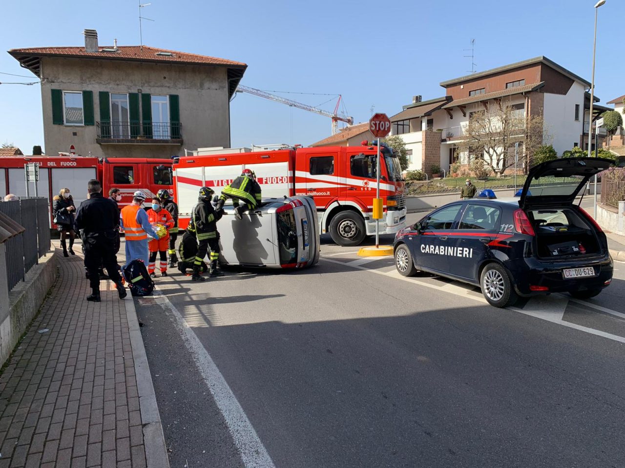Auto ribaltata, donna estratta dai Vigili del fuoco