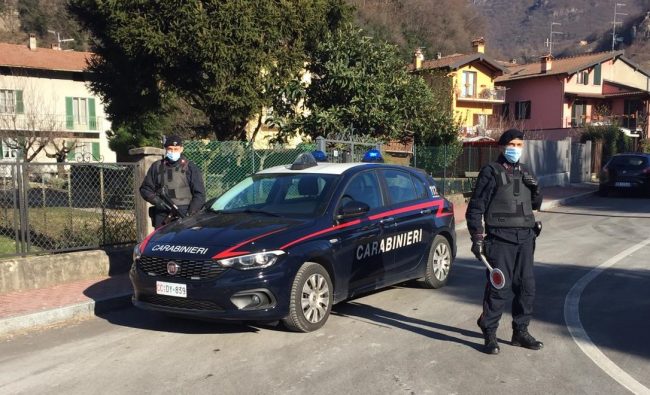 Sorpresi con grimaldelli, strumenti da scasso e coltelli