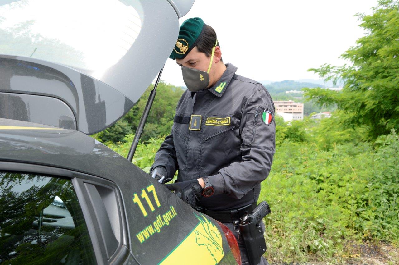 Carne accatastata su superfici sporche: sequestrata una tonnellata di prodotti alimentari
