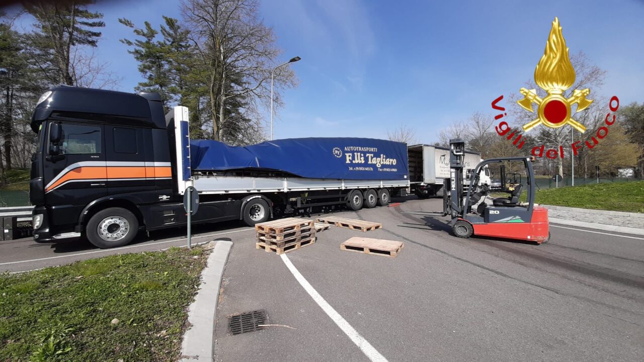 Autoarticolato esce di strada e perde il carico