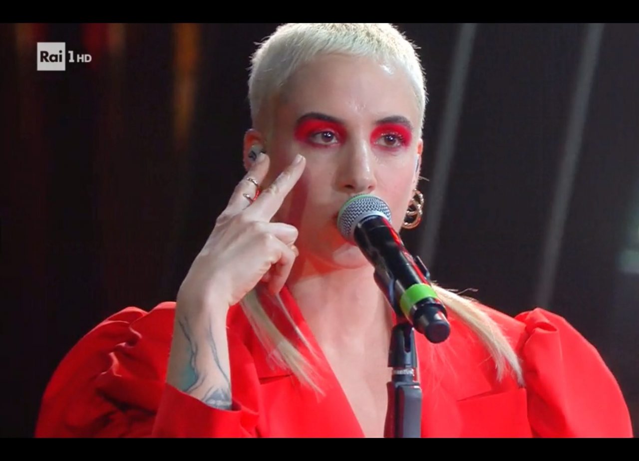 Sanremo 2021, quarta serata: la tipa di Coma Cose come McGiver e il mantello di Lady Gaga di Oriettona