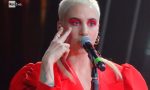 Sanremo 2021, quarta serata: la tipa di Coma Cose come McGiver e il mantello di Lady Gaga di Oriettona