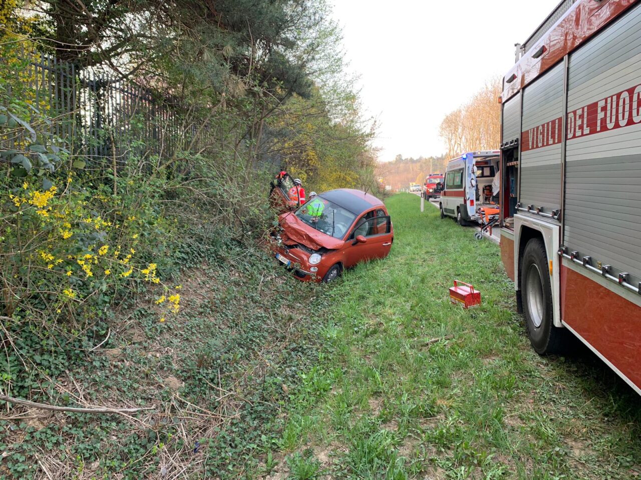 Auto finisce fuori strada, paura per una donna