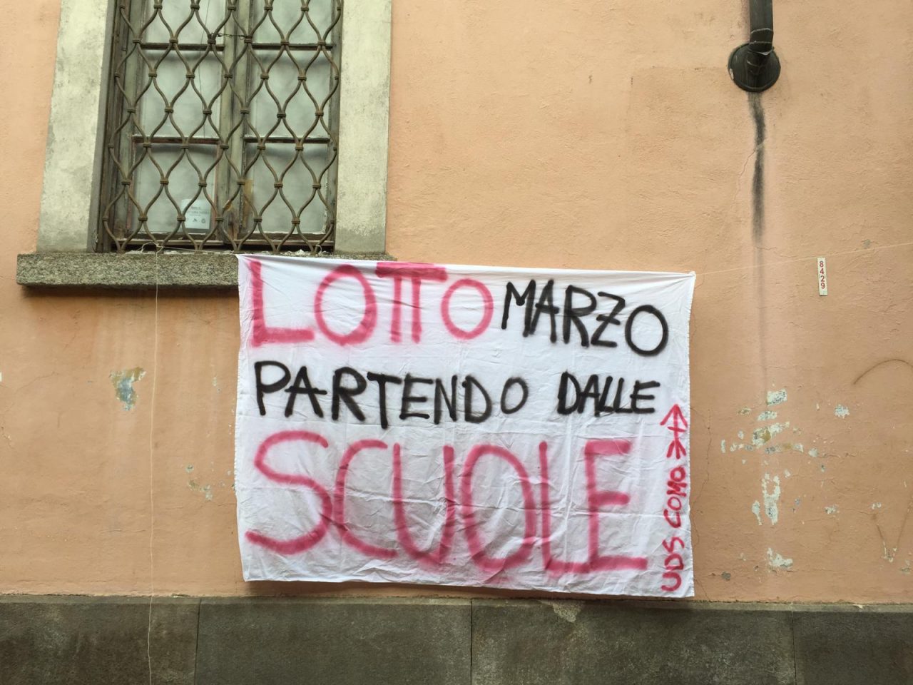 Uds Como chiede una scuola più inclusiva: striscione davanti al Comune