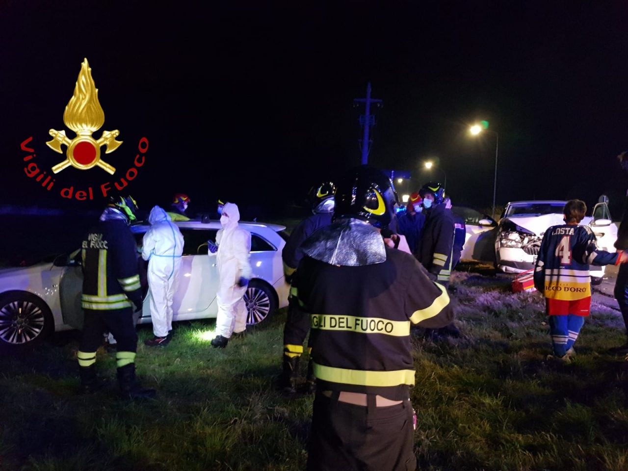 Auto finisce fuori strada, donna estratta dall’abitacolo dai Vigili del fuoco