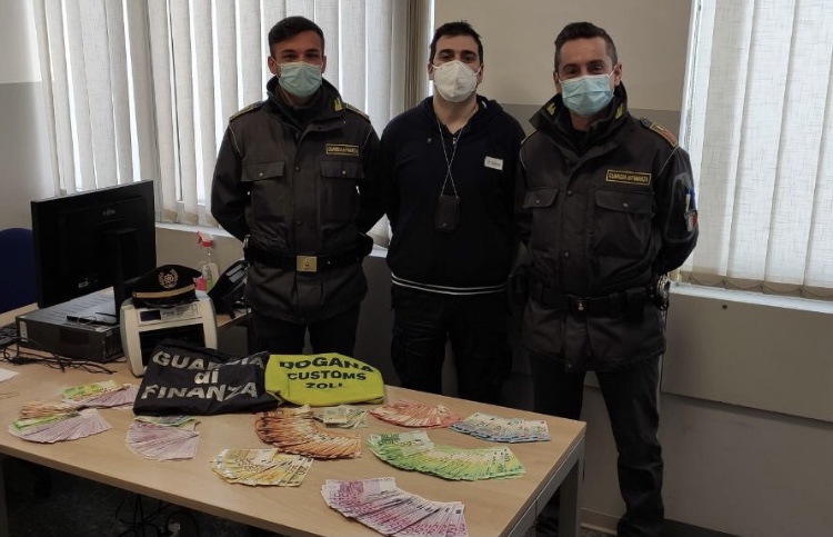 Sequestrati 51mila euro al valico Como-Brogeda