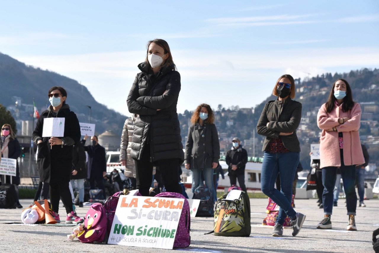 Como, i genitori “occupano” piazza Cavour: “Basta Dad”