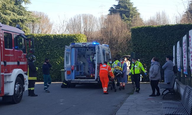 Resta folgorato mentre taglia una pianta: 35enne in ospedale in codice rosso