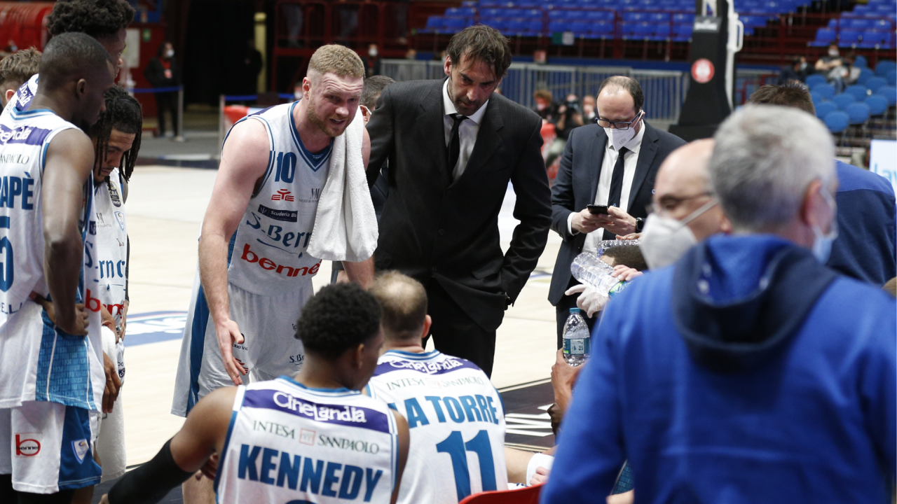 Pallacanestro Cantù sconfitta nel derby contro Milano
