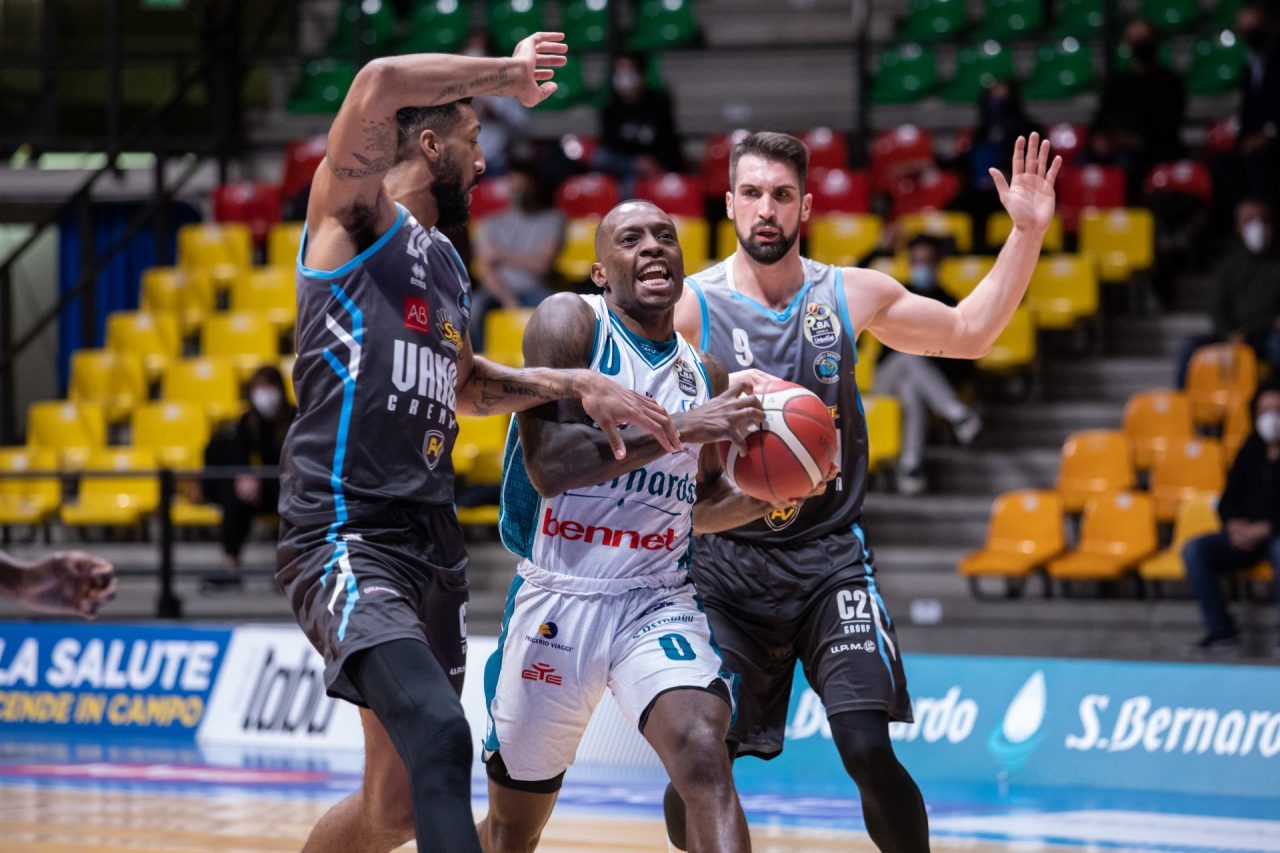 Pallacanestro Cantù si abbatte su Cremona: terza vittoria in casa per i biancoblù