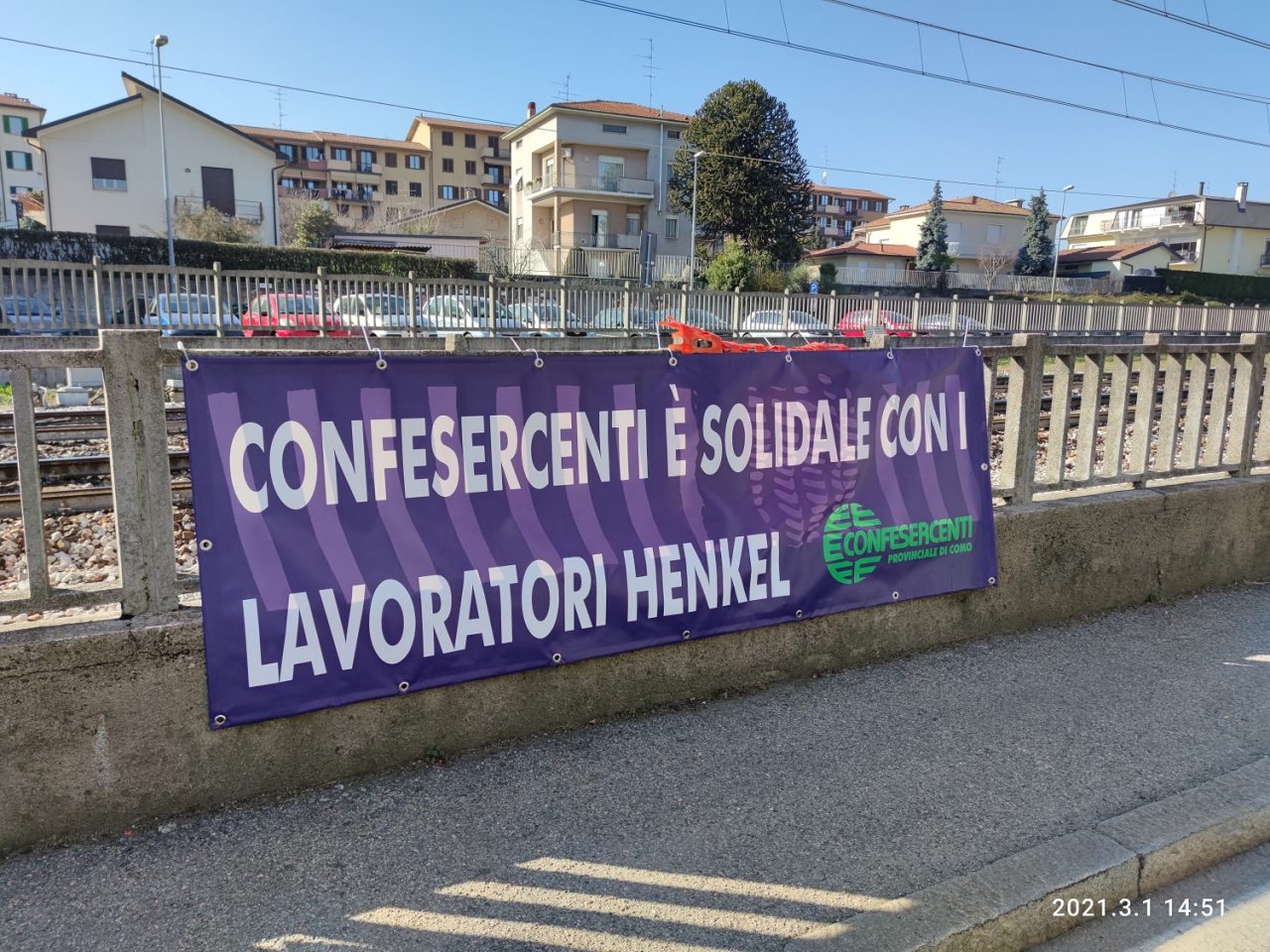 Chiusura Henkel, con uno striscione arriva la solidarietà di Confesercenti ai lavoratori