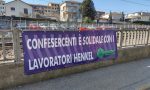 Chiusura Henkel, con uno striscione arriva la solidarietà di Confesercenti ai lavoratori