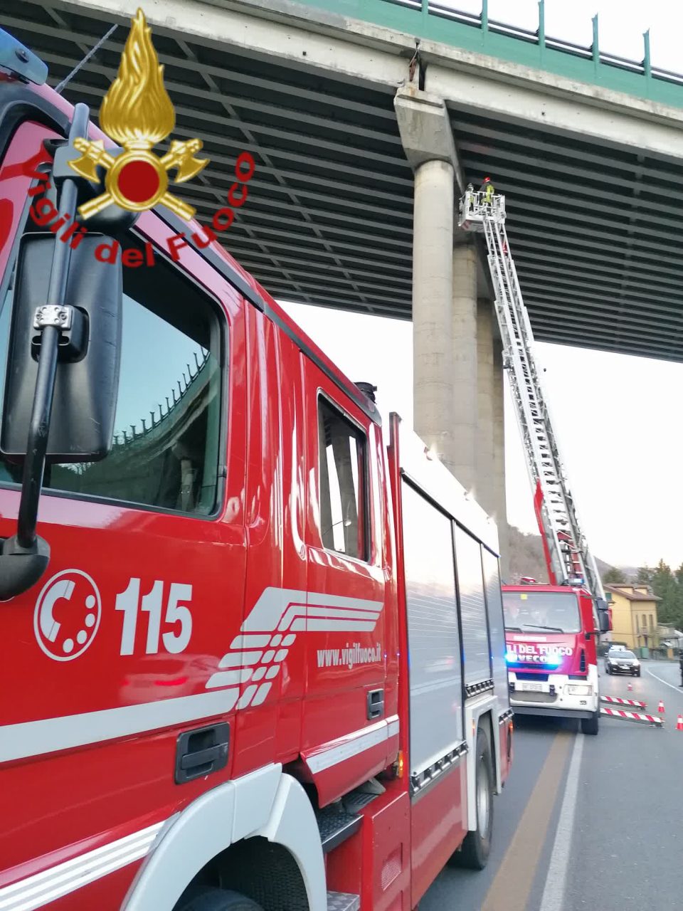 Cadute delle coperture dal viadotto dell’Autostrada A9: Vigili del Fuoco e tecnici verificano la stabilità