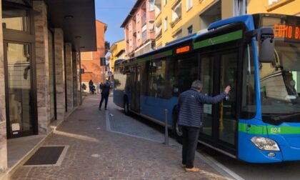 Schiaffeggia l'autista del bus che gli chiede un biglietto valido: fermati 4 minorenni, uno finisce in carcere