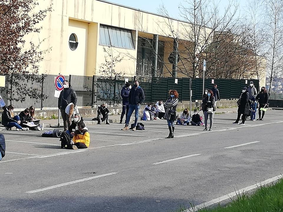 Dad, a Merone la protesta composta e colorata delle mamme